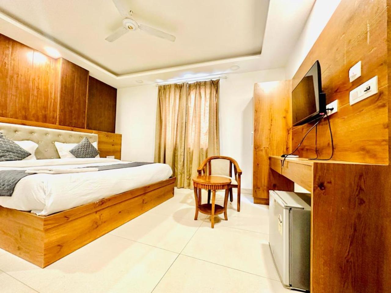 Hotel Galaxy Inn Near Delhi International Airport New Delhi Bagian luar foto